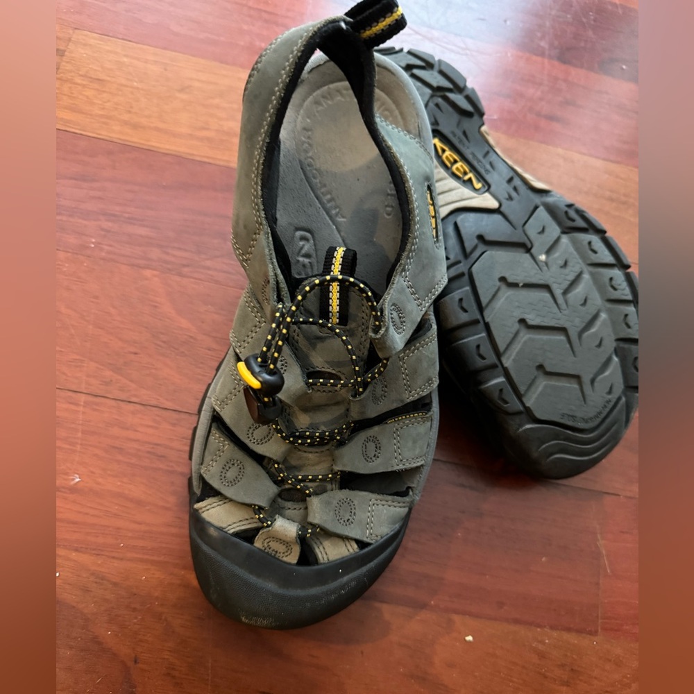 Women’s Keen Closed Toe Sandals Size 9